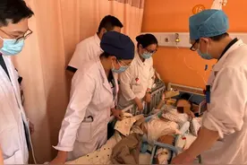 一家四口骑电瓶车与三轮车相撞 急诊手术后二孩均脱离生命危险图片