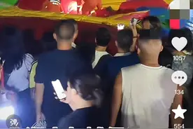 湖北一夜市儿童充气堡泄气，有孩子被困！当地城管：属违规经营，曾下达过停业通知图片