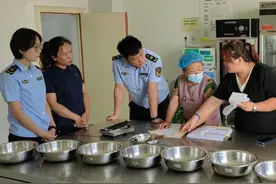 黑龙江省伊春市市场监管局伊美分局“三向发力” 筑牢校园食安屏障图片