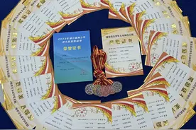 与专业队拼，武术小将的奖励证书铺满桌图片