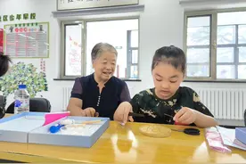 社区孩子感受掐丝珐琅魅力图片