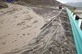 新疆独库公路库车段发生泥石流，当地实施临时交通管制图片