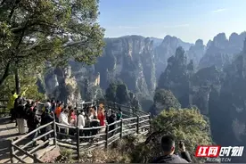 中外游客赏峰林品非遗 张家界国家森林公园将迎旅游高峰图片