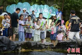 济南第十届五龙潭亲子狂欢泼水节开幕图片