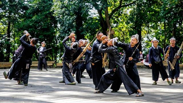 开启多彩民俗之旅！岜沙苗寨成人礼展现原生态文化，“村T”大秀演绎美丽传奇