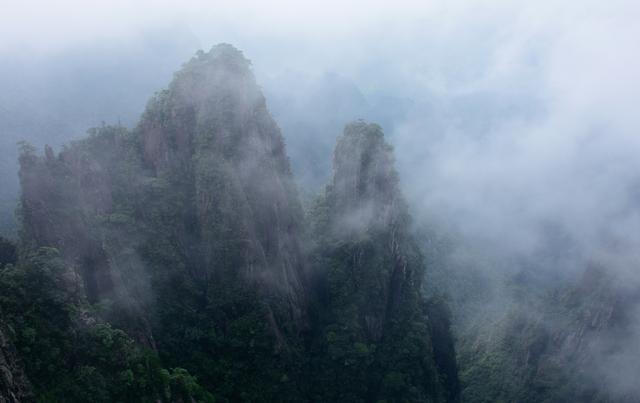 云雾缭绕五指峰