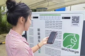 新能源车缺电怎么办？移动充电机器人召之即来图片
