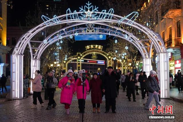 哈尔滨中央大街主题灯景“冰雪之冠”点亮
