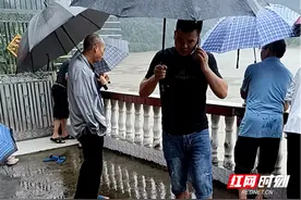 防汛一线见闻|芷江新店坪镇：以“迅”应“汛” 党员干部率先奔向抢险一线图片