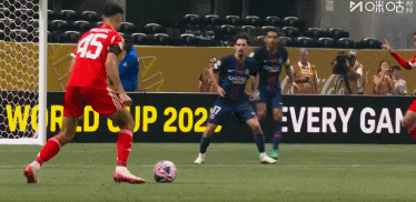 实况端游丨巴黎两人直红2-0拜仁晋级四强，登贝莱、杜埃破门，穆西亚拉伤退