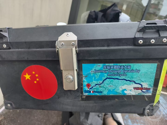 重庆小伙脚踩“渝A小踏板”横穿欧亚17国：目标3万公里，伤痕和孤独是“勋章”