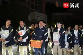 灯火璀璨送祝福，江苏省镇江中学“亮灯送行”温暖考生图片