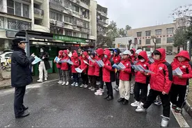 “吃过的果皮，是什么垃圾？”小学生走进社区宣传垃圾分类知识图片