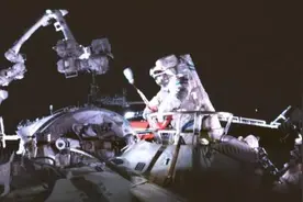 中国空间站建成后航天员首次从核心舱节点舱出舱图片