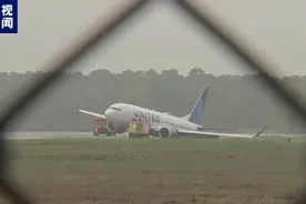 美联航一架波音737 MAX 8客机降落时冲出跑道图片
