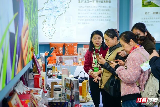 “福地怀化”文创特产受热捧 湖南旅博会怀化主题展馆人气高