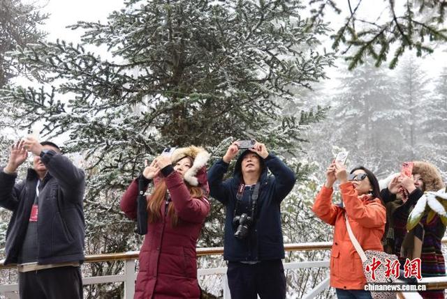海外华媒领略四川海螺沟初冬之美
