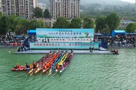 18支龙舟队乌江畔上演水上“速度与激情”图片