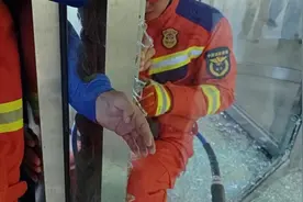 男孩手卡超市旋转门 北京石景山消防破拆门框救人图片