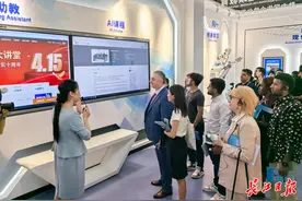 俄罗斯大学校长体验AI生理检测仪：我决定听它的建议，多听些中文歌曲图片