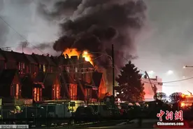 一架小型飞机在美国费城坠毁 附近房屋起火图片