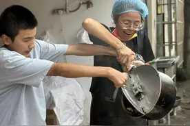17岁脑瘫少年卖爆米花｜再次婉拒一切捐赠：学会独立不易但会坚持图片