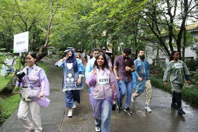 组队爬南山！多国留学生用脚步解锁别样重庆