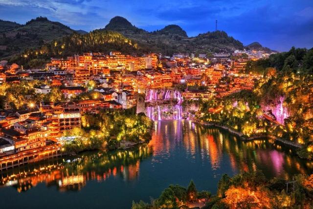 与故宫、长城同台领奖，这座长满了国际游客的古镇拥有怎样的“出海密码”