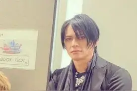 男歌手演唱会上离世，飙高音容易脑出血？图片