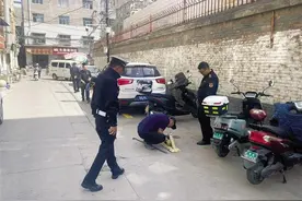 私安地锁成马路“拦路虎”交警拆除还路于民图片