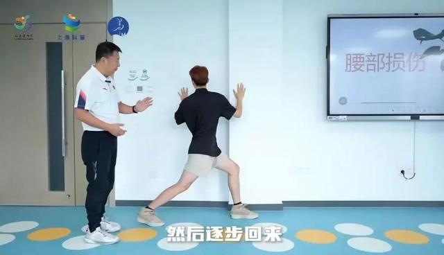 腰痛怎么办？试试这几个腰部拉伸动作丨春节健身处方