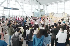 白云机场现“华服”快闪，南航助力传统文化“冲上云霄”视频封面