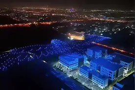 今晚，金山花开海上生态园，数百架无人机在夜空中翩翩起舞……图片