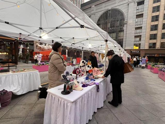 CBD限时步行街开街 二次元世界邀市民打卡