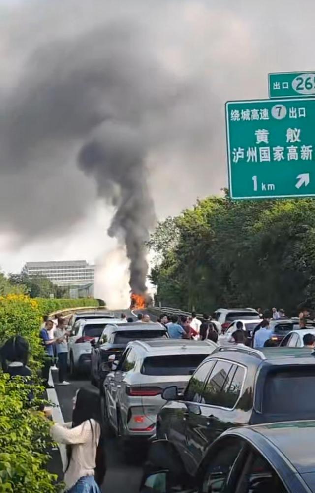 四川泸州一拉煤罐车起火 驾驶员遇难