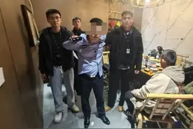 身穿警服男子吃着火锅突然被抓！四川警方披露：他冒充的，还欺骗3名女子感情图片