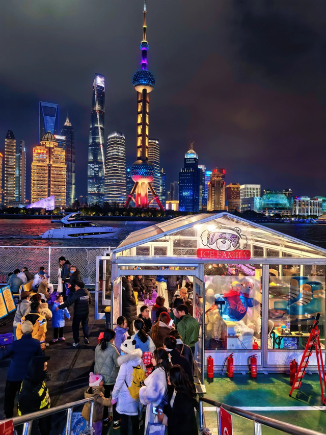 上海首个450㎡浦江冰场！飘雪、市集、和陆家嘴三件套同框，出片率100%→