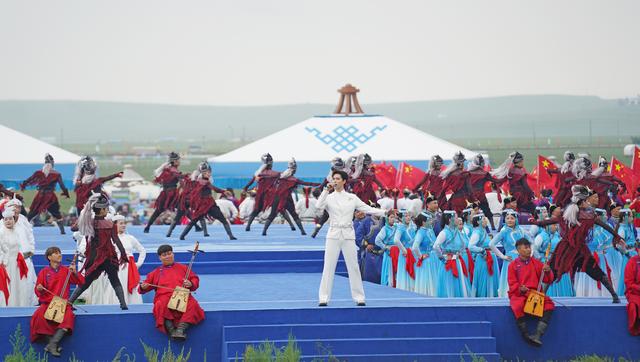 10万人草原暴雨中蹦迪！那达慕开幕式 阿云嘎白袍驭马出场