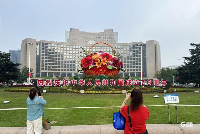 记者在现场丨五四广场主题花坛亮相，市民游客忙“打卡”