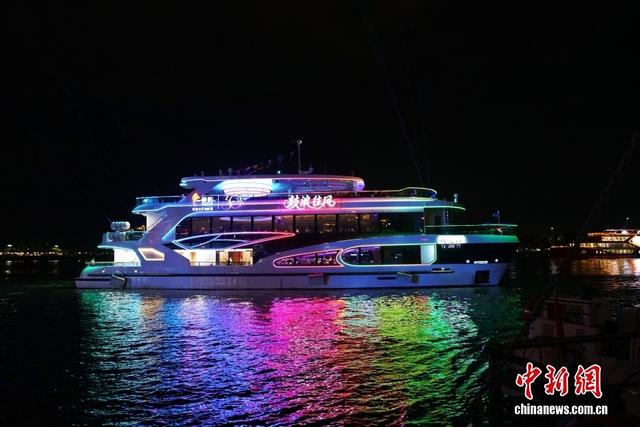 中国首艘纯电海上旅游客船在厦门首航