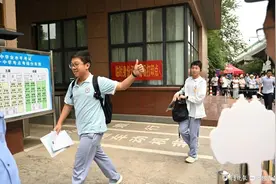 济南中考首日，考生自信满满进考场图片