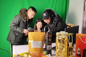 拍段子 做直播——东北边境村焕发新生机图片