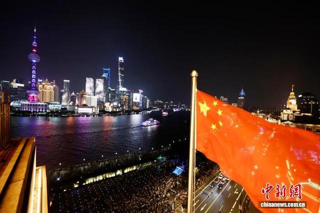 国庆假期 游客在上海外滩欣赏黄浦江两岸美景
