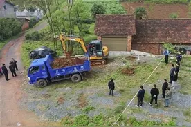 强制拆除“堵门”墙 代表见证“零距离”图片