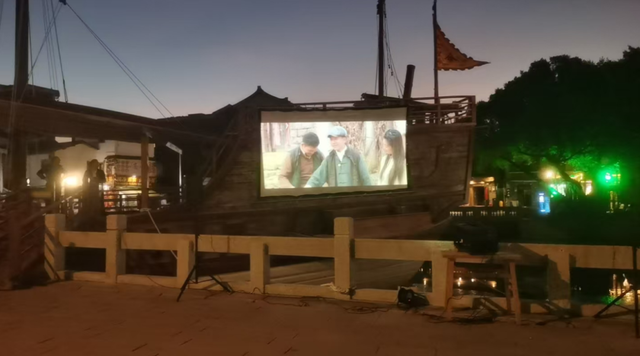 电影下乡萝苜田，点亮街区烟火气