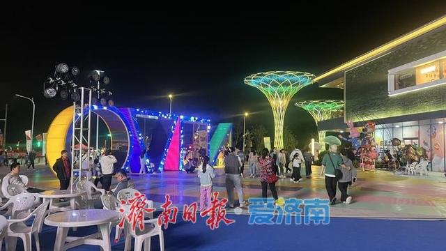 一年四季 泉在济南丨华熙泉韵LIVE夜景璀璨 点亮起步区夜生活