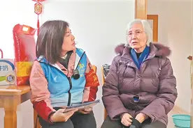 反诈“哨兵”在行动 上门教老人应对诈骗套路图片