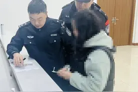 一杆笔、三张纸、近500字，民警风雨夜护送聋哑人登上火车，助其平安回家图片