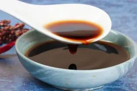 酱油是“害人油”，吃多了会致癌？瓶子上有这4个字，赶紧放下！图片