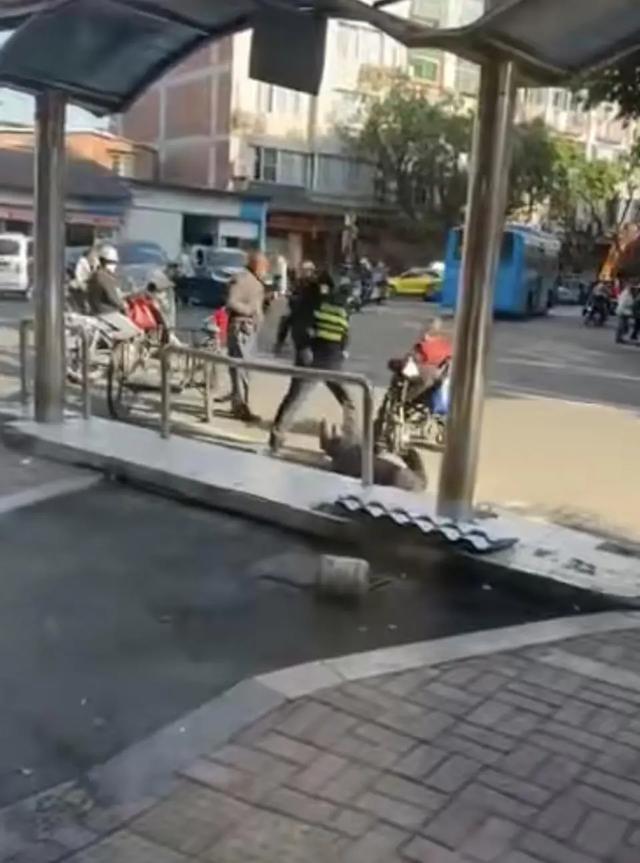 福建福安一老人被城管队员推倒后离世，警方通报：郑某亮涉嫌故意伤害罪已被依法刑拘